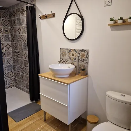 Petite Maisonnette A 350m De La