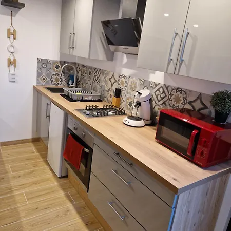 Petite Maisonnette A 350m De La *