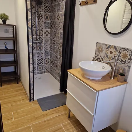 Petite Maisonnette A 350m De La