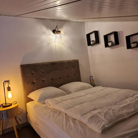 Petite Maisonnette A 350m De La *
